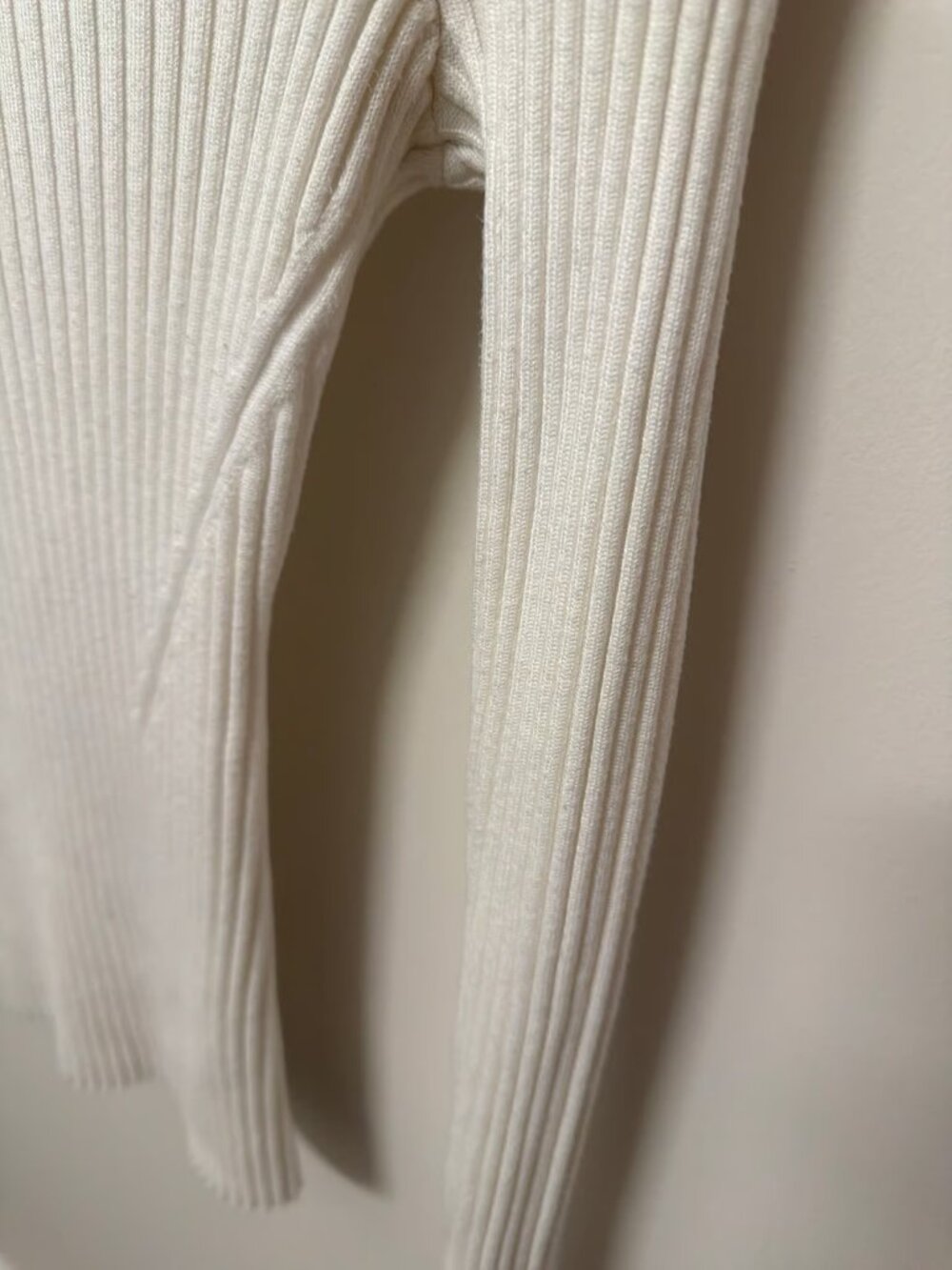 Off-White Ribbed Turtleneck Sweater - Picture 2 of 6
